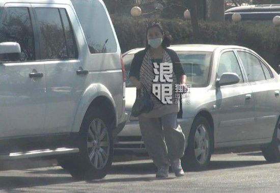 何潔挺大肚外出就餐