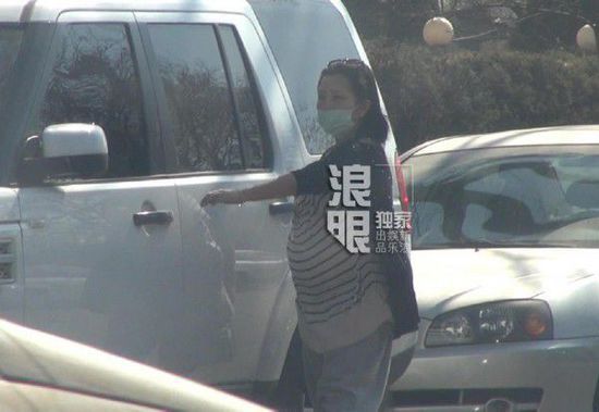 何潔挺大肚外出就餐