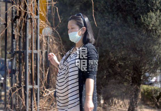 何潔挺大肚外出就餐