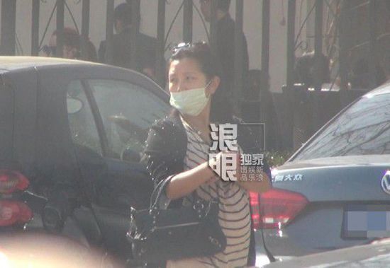 何潔挺大肚外出就餐