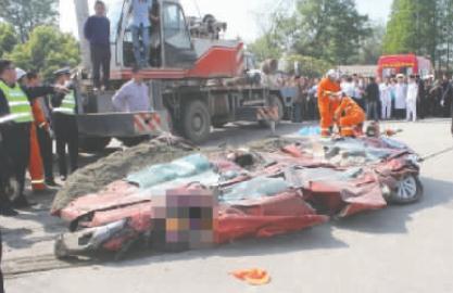 成都車禍大貨車將小車壓扁至40厘米