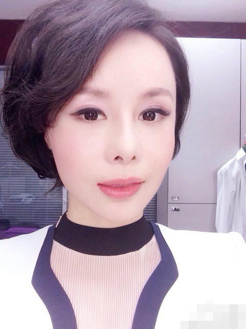 央視女主播穿肉色內衣