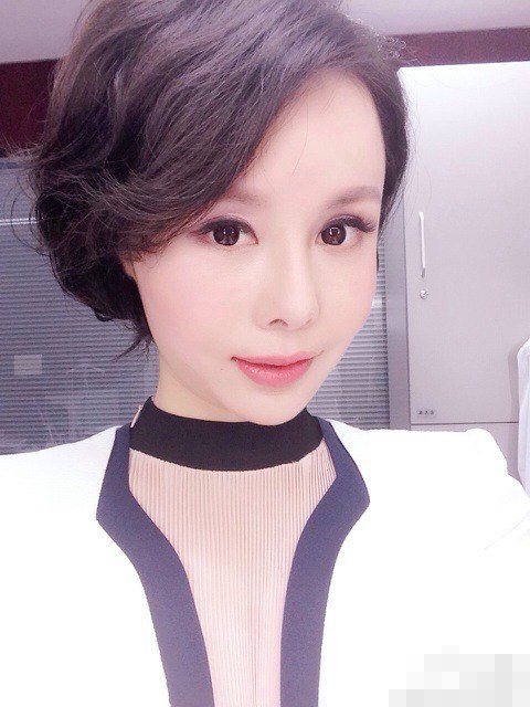 央視女主播穿肉色內衣