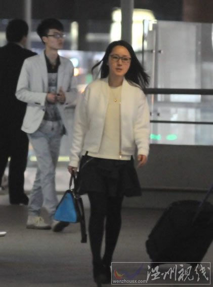 楊鈺瑩素顏現(xiàn)身機(jī)場
