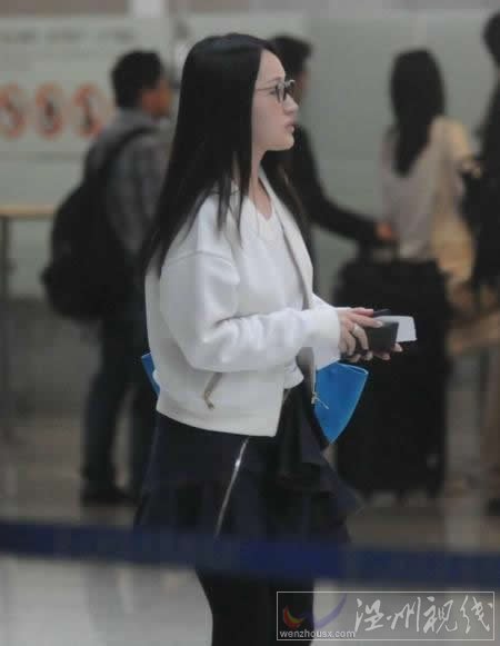 楊鈺瑩素顏現(xiàn)身機(jī)場