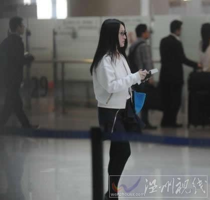 楊鈺瑩素顏現(xiàn)身機(jī)場