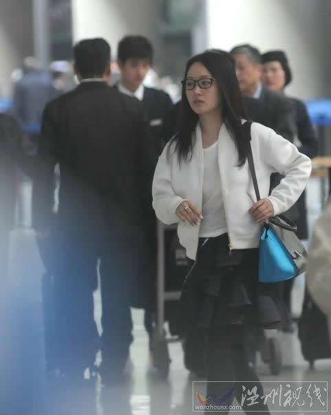楊鈺瑩素顏現(xiàn)身機(jī)場