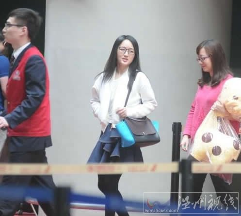 楊鈺瑩素顏現(xiàn)身機(jī)場