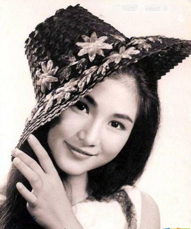 鄭佩佩年輕照片 鄭佩佩年輕的時候是個大美人