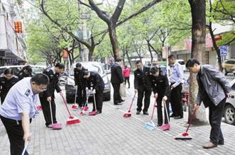 洛陽城管掃街作秀 十幾人在掃一塊干凈的地方
