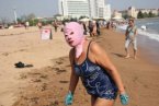臉基尼大媽再現(xiàn)青島海濱浴場(chǎng)