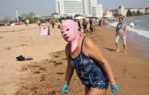 臉基尼大媽再現青島海濱浴場