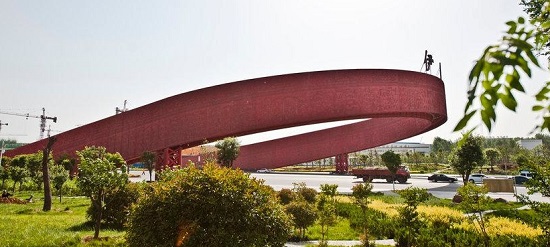 河南褲腰帶大門建成 伊川北大門像褲腰帶