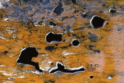 水渠內(nèi)的四氯乙烷殘留物