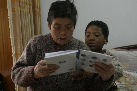 上海老太收養黑人棄嬰 14年后終于上了戶口