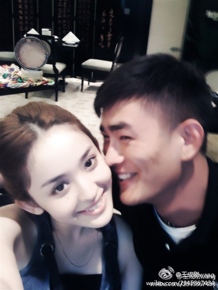 古力娜扎和男友王成剛的親密合照