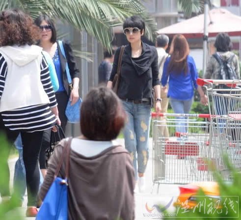 馬伊琍獨自外出和朋友吃飯