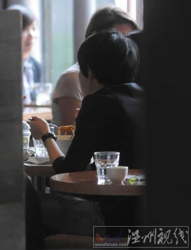 馬伊琍獨自外出和朋友吃飯