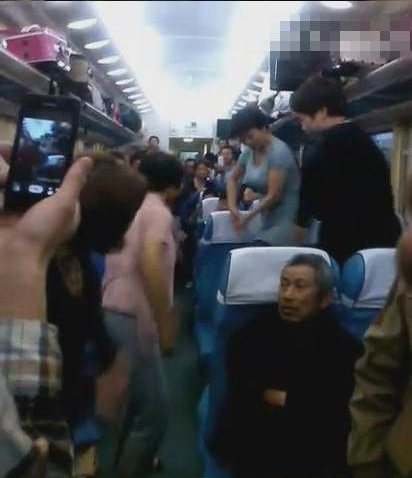 中國大媽火車上大飆廣場舞