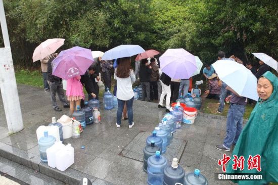 富春江水污染杭州市民擔心杭州停水忙囤水