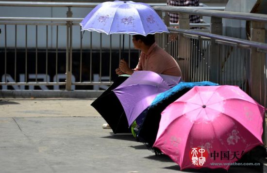 鄭州入夏后迎來高溫日,5月20日最高溫36.5℃。