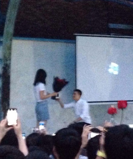 吉林大四學生向女老師求婚 學生和老師戀愛三年修成正果