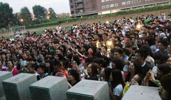 吉林大四學生向女老師求婚 學生和老師戀愛三年修成正果