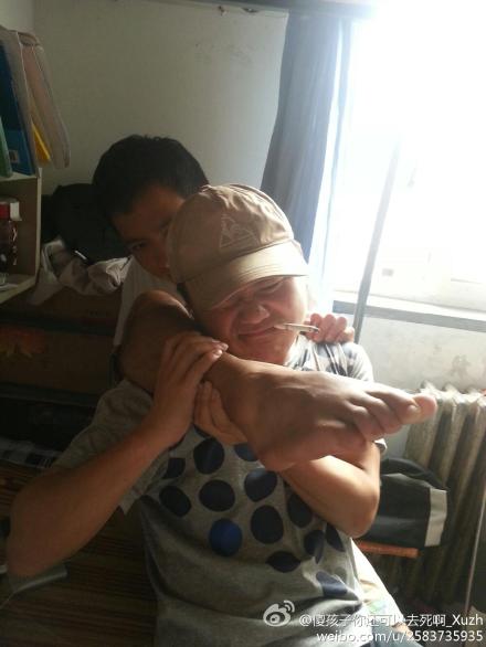 用腿開槍網絡爆紅