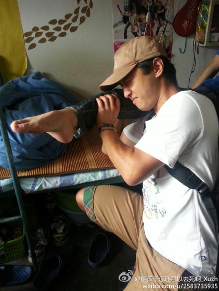 用腿開槍網絡爆紅