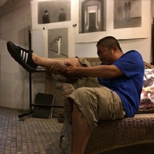 用腿開槍網絡爆紅