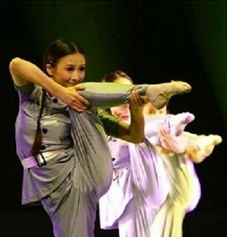 用腿開槍網絡爆紅