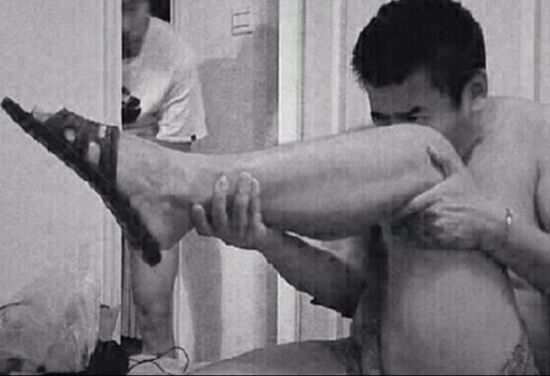 用腿開槍網絡爆紅