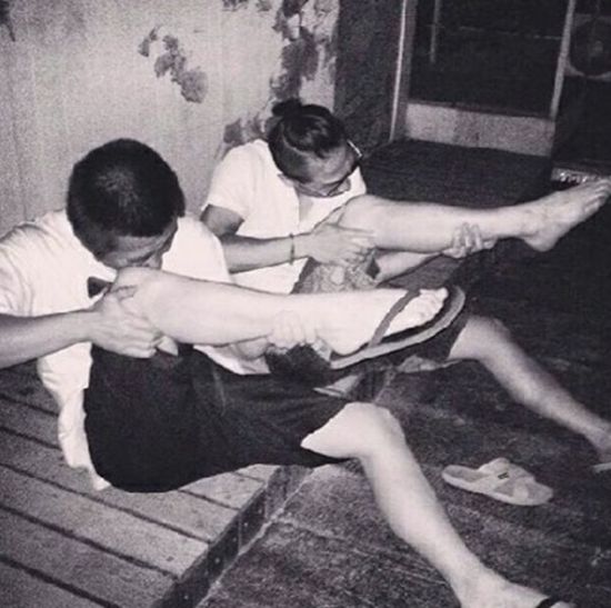 用腿開槍網絡爆紅