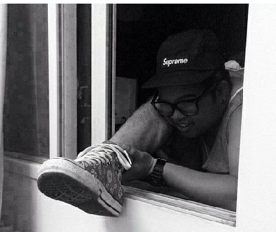 用腿開槍網絡爆紅