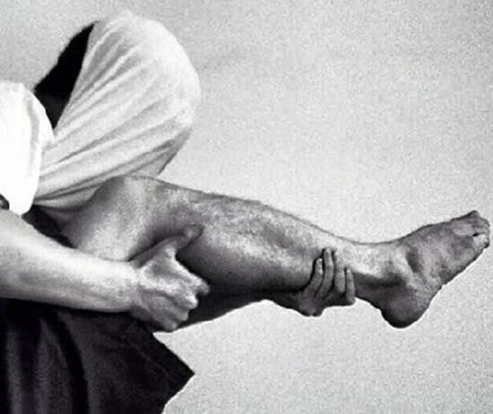 用腿開槍網絡爆紅