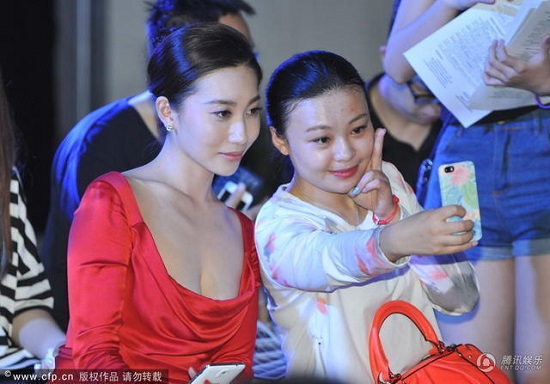 章子怡嫂子殷旭照片 穿紅色低胸裝