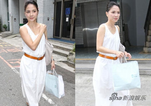 李心潔摘婚戒復工 未解心結(jié)面露憔悴