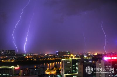 南寧雷陣雨:南寧夜空的閃電