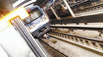 北京孕婦跳下地鐵站臺 險些被撞