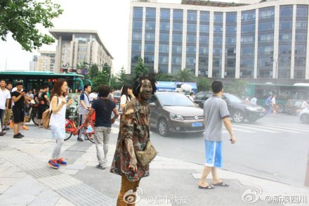 杭州西湖邊一公交車起火