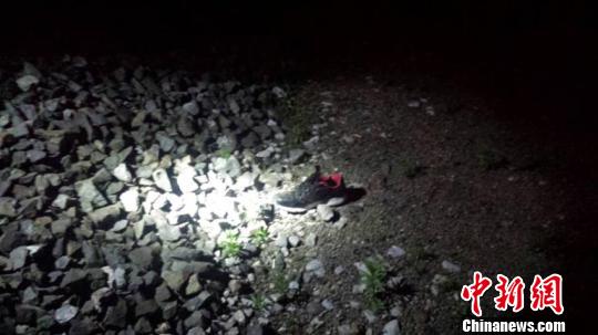 掉在火車道旁的鞋子