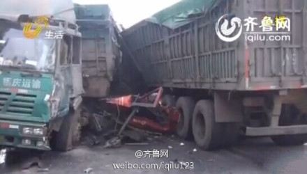 臨沂湖頭鎮(zhèn)半掛車相撞