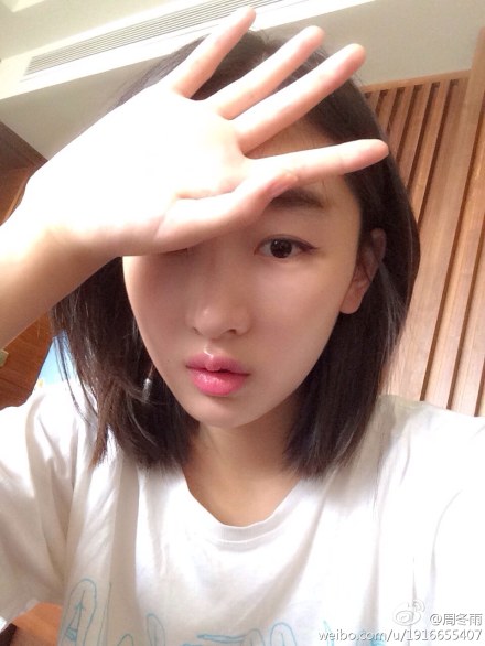 周冬雨微博曬自拍照