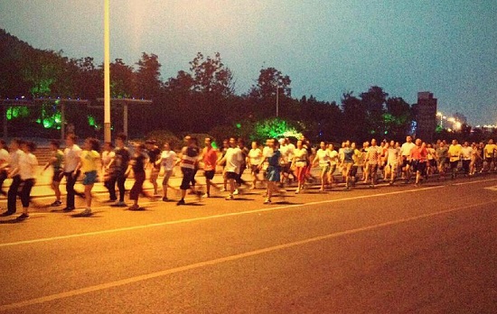 廣場(chǎng)舞大媽暴走 每天暴走7公里