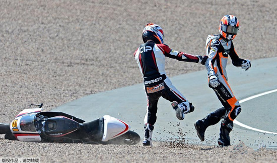 車手在賽場跑道上互毆