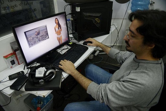 女主播脫衣報道世界杯 豪乳吸引眼球