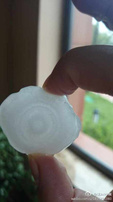 北京延慶突降冰雹大如兵乓球