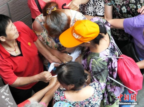 大媽爭搶免費物品