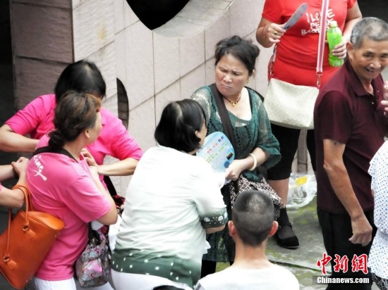 宜昌大媽現(xiàn)場哄搶免費商品