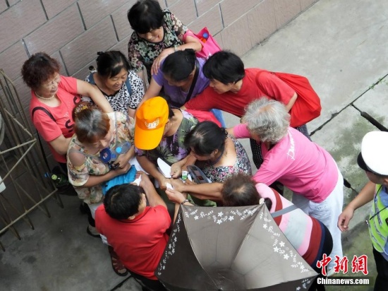 湖北大媽活動現(xiàn)場爭搶物品